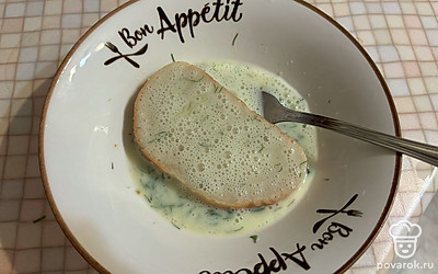 Обильно пропитайте ломтики хлеба яйцом. 