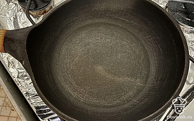 Сковородку заранее разогрейте на медленном огне. По желанию можете ее смазать растительным маслом. 