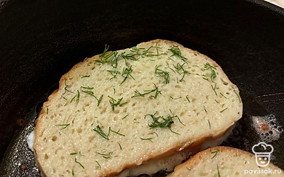 В разогретую сковородку выложите пропитанные ломтики хлеба. 