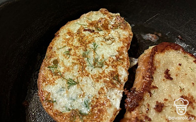 Обжарьте хлеб с обеих сторон до появления золотистой корочки. Томите примерно по 5 минут с каждой стороны. 