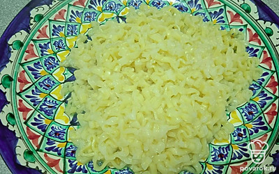 Лапшу быстрого приготовления залейте кипятком и оставьте на 5 минут. Воду слейте.