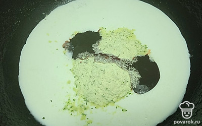 Смешайте сливки, приправу и соус кимчи. Поставьте на огонь и доведите, помешивая, до кипения.