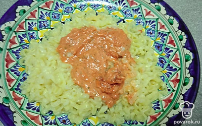 Добавьте получившийся соус к лапше.