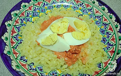 Выложите разрезанное на 4 части заранее сваренное яйцо.