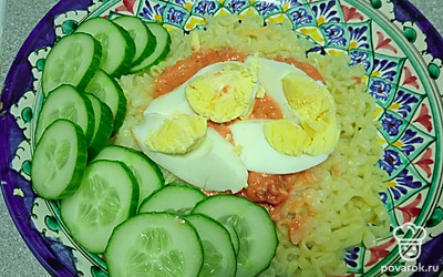 Добавьте нарезанный кольцами огурец.