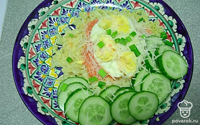 Подавайте блюдо, посыпав тертым сыром и нарезанным зеленым луком.