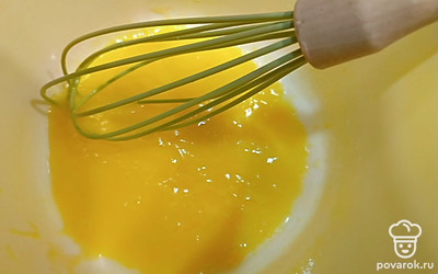 Яйцо перемешайте с солью, сахаром и растительным маслом.