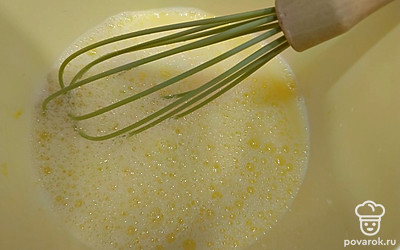 Влейте воду комнатной температуры, перемешайте до растворения сахара и соли. Для чебуреков вместо воды можно взять минеральную воду.