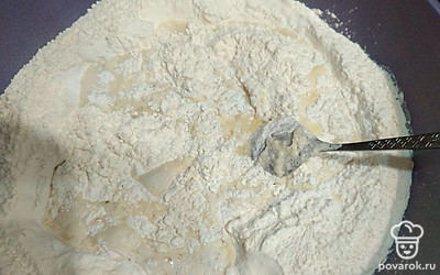Жидкость влейте в муку. Размешайте сначала ложкой или лопаткой, далее замесите руками. Остатков муки быть не должно. Используйте все продукты.