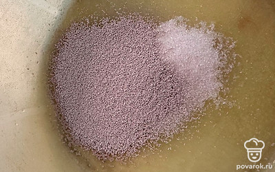 Дрожжи всыпьте в глубокую чашку и добавьте сахар.