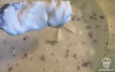 Влейте молоко и добавьте сметану.