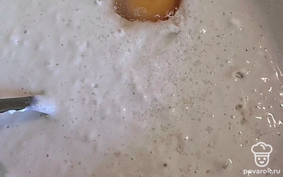Вбейте яйцо и всыпьте муку, постоянно помешивая. Муки добавьте столько, чтобы получилось жидкое тесто. Тесто накройте полотенцем и уберите на 20 минут в теплое место.