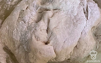 Через 20 минут высыпьте муки столько, чтобы можно было замесить густое тесто. Накройте полотенцем и уберите на 1 час 30 минут в теплое место.