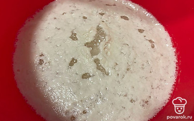 За это время дрожжи должны активироваться и образовать шапочку.