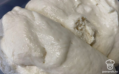 Когда тесто поднимется, оно станет нежным, воздушным и шелковистым. Благодаря дрожжам оно будет подниматься и под пленкой, и в духовке во время выпекания. При запекании оно будет приобретать румяную корочку. Тесто очень универсальное, оно подойдет для приготовления пиццы с различными начинками.