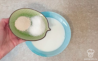 К молоку всыпьте дрожжи и сахар, перемешайте и оставьте на 10-15 минут. Должна образоваться пышная пена.