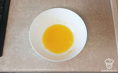 В глубокую миску вбейте яйцо, добавьте соль и растительное масло, взболтайте.