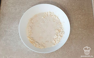 К тесту влейте молоко с дрожжами и сахаром, размешайте.