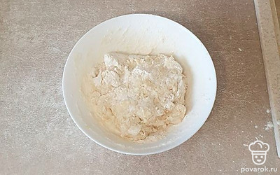 Постепенно просеивайте оставшуюся часть муки и замешивайте тесто. 