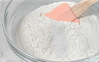 Всыпьте в просеянную муку немного соли и тщательно перемешайте.