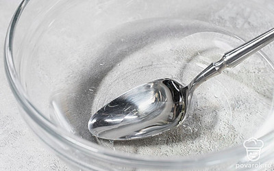 Влейте в теплую воду уксус и 1 ст.л. масла. Перемешайте.