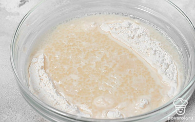 Сделайте углубление в центре муки. Влейте туда жидкие ингредиенты. Перемешайте и замесите эластичное тесто.
