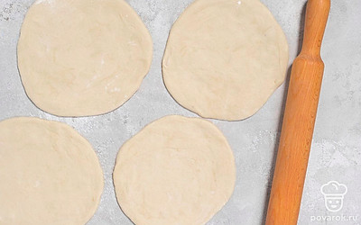Поделите тесто на равные части. Каждую из них раскатайте в лепешку.