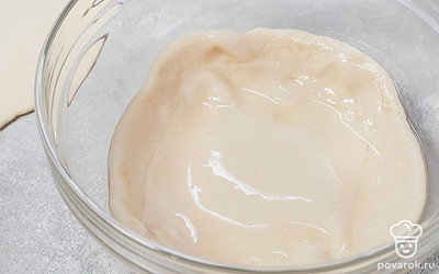 Влейте оставшееся масло в миску. Каждую лепешку обмакните в масло со всех сторон.