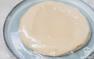 Сложите лепешки в чистую емкость. Накройте ее пленкой и оставьте в тепле на 1 час.