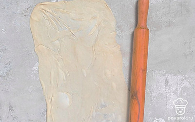 По истечении времени достаньте тесто. Каждую лепешку раскатайте скалкой в очень тонкий, почти прозрачный пласт.