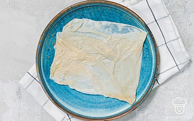 Приготовьте из теста фило любую выпечку по своему вкусу. Если вы планируете оставить тесто до следующего раза, переложите его в емкость для хранения и уберите в холодильник или морозилку.