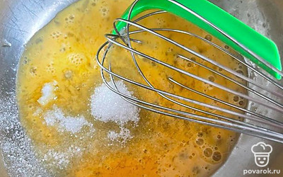 В миске взбейте 1 яйцо, сахар и соль. Затем добавьте воду и снова тщательно перемешайте.