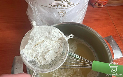 В яичную смесь постепенно всыпьте просеянную муку.