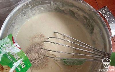 Когда тесто будет по консистенции похоже на густую сметану, добавьте дрожи и влейте масло.