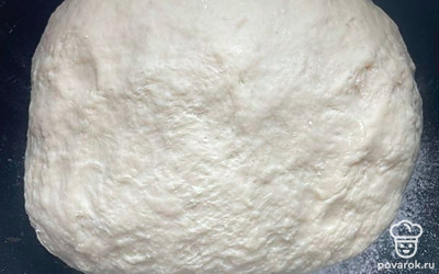 Вмешайте оставшуюся муку. Замесите тесто уже руками. Чашу мультиварки присыпьте мукой. Отправьте тесто в мультиварку. Выставьте режим «тесто» или «йогурт» на 30-40 минут.