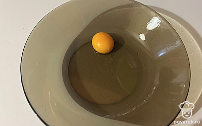 В миску разбейте яйцо.