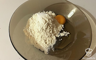 Добавьте четыре столовых ложки муки.