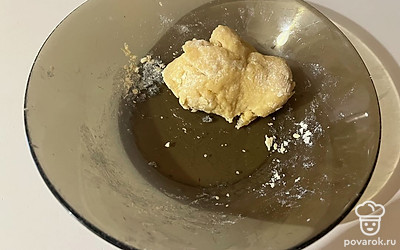 Руками замесите крутое однородное тесто.