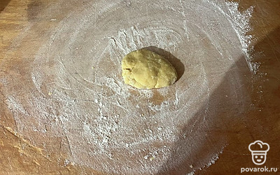 Оставшейся мукой припылите доску, на нее выложите тесто.