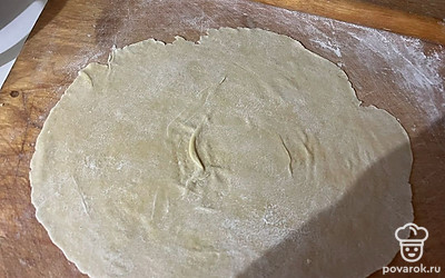 Скалкой максимально тонко раскатайте приготовленное тесто.