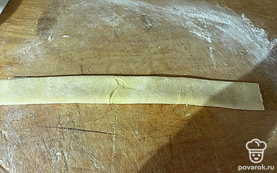 Для удобства сверните тесто в рулет. 