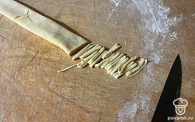 Острым ножом нарежьте рулет из теста. Получится соломка. 