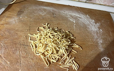 Нарезанную лапшу встряхните, оставьте при комнатной температуре минимум на 1 час.
