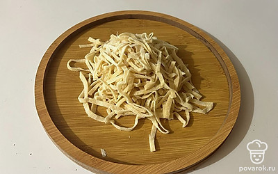 Приготовленную лапшу отварите в воде в течение 10 минут.