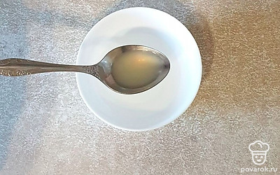 В тарелке смешайте воду и лимонный сок, уберите в холодильник.