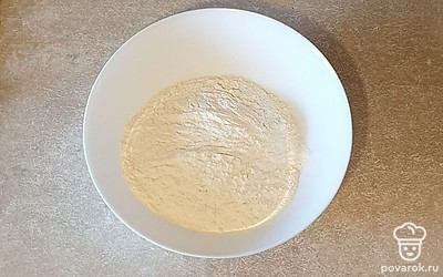 В глубокую миску просейте муку.