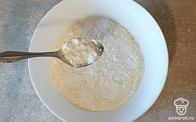 К муке всыпьте сахарную пудру.