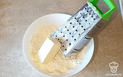 Холодное сливочное масло натрите в миску с мукой.