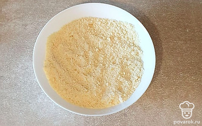 Руками измельчите муку и масло в мелкую крошку. Делать это нужно быстро, чтобы масло не растаяло.