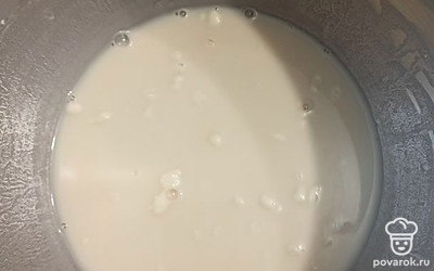 В чашу наливаем теплую воду, добавляем дрожжи, сахар, 3-4 столовые ложки муки. Все хорошо перемешиваем, накрываем пленкой или полотенцем. Оставляем на 15 минут для поднятия опары.